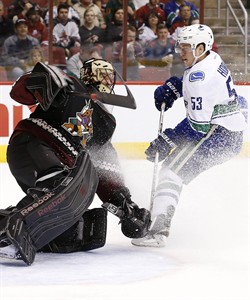 Coyotes end 10-game losing streak on Gagner's shootout goal in 3-2 victory over Canucks | iNFOnews.ca Coyotes end 10-game losing streak on Gagner's shootout goal in 3-2 victory over Canucks | iNFOnews.ca