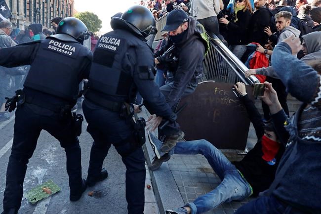 Police clash with Catalan separatists in Barcelona | iNFOnews.ca