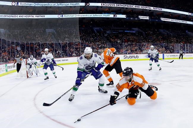 Hart dives, saves Flyers to get 8th straight victory | iNFOnews.ca