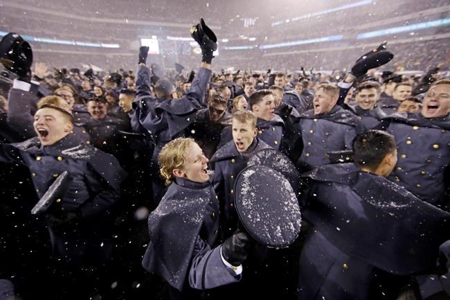 Field goal try wide on final play, Army holds off Navy 14-13 | iNFOnews.ca