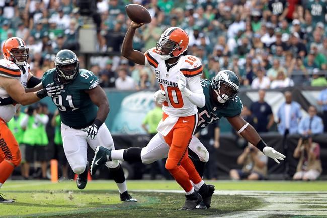 Browns' RG3 breaks bone in shoulder, could miss season | iNFOnews.ca