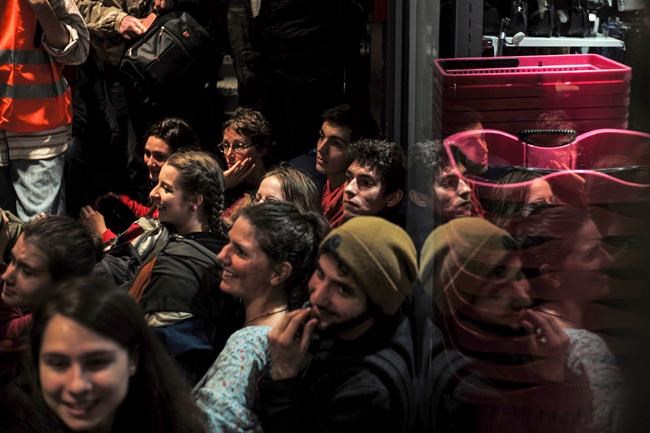 Climate activists block a Paris mall in call for action | iNFOnews.ca