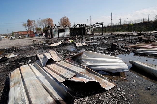 Hundreds of migrants at large after fire ravages French camp | iNFOnews.ca Hundreds of migrants at large after fire ravages French camp | iNFOnews.ca