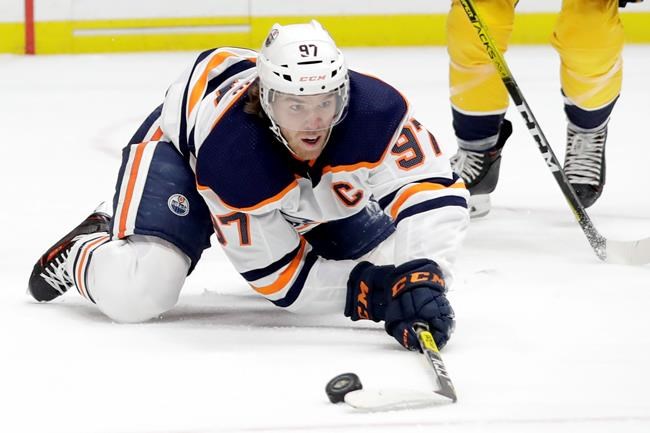 Hockey equipment manufacturer CCM and its players donate half a million masks | iNFOnews.ca CP1146576553