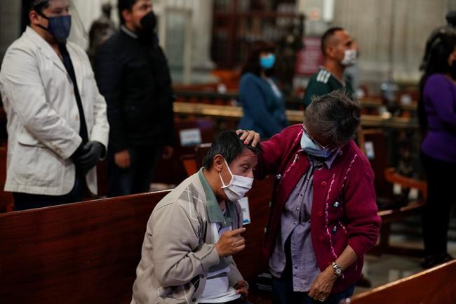 Faithful return to Mexico City churches with masks, gel | iNFOnews.ca