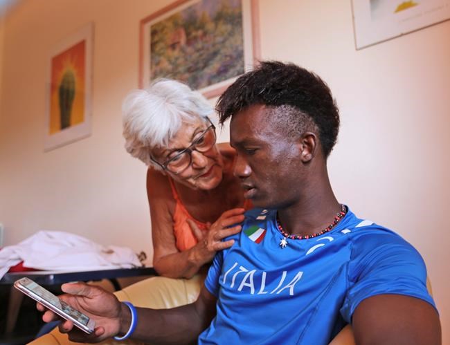 Opening door to migrants, some Italians defy government line | iNFOnews.ca