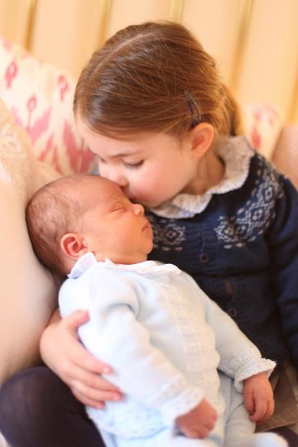 First days at home: William, Kate share Prince Louis photos | iNFOnews.ca