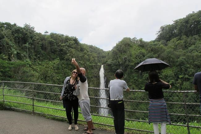 Hawaii tourists salvage vacations during hurricane threats | iNFOnews.ca