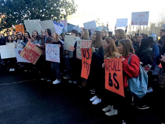 Oregon governor signs first gun law since Florida massacre | iNFOnews.ca