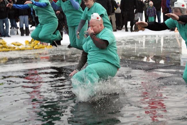 Alaskans plunge into 32-degree water in annual event | iNFOnews.ca