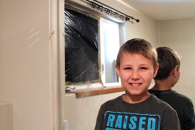 Bear crashes through window of Alaska's boy's bedroom | iNFOnews.ca