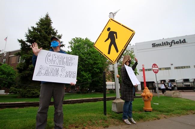 Workers cheered as they enter South Dakota pork plant | iNFOnews.ca