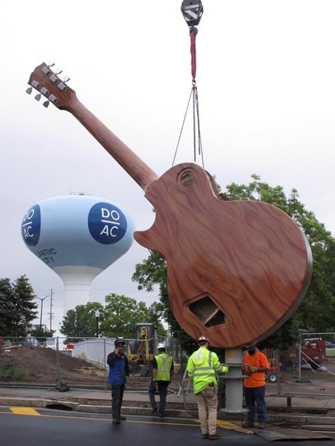 Hard Rock casino installs big guitar with misspelled word | iNFOnews.ca Hard Rock casino installs big guitar with misspelled word | iNFOnews.ca