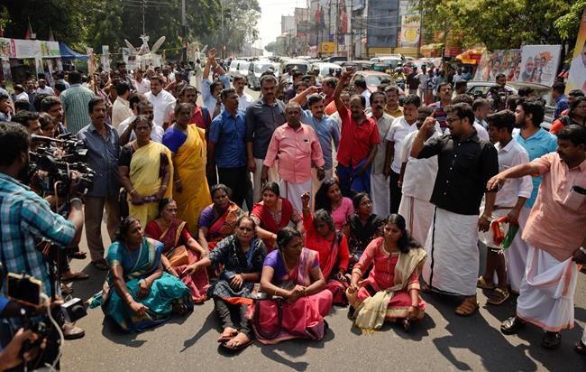 2 women enter Hindu temple in India, breaking years-long ban | iNFOnews.ca 2 women enter Hindu temple in India, breaking years-long ban | iNFOnews.ca