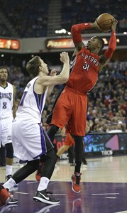 Lowry's double-double helps Raptors hold off Sacramento 117-109 | iNFOnews.ca Lowry's double-double helps Raptors hold off Sacramento 117-109 | iNFOnews.ca