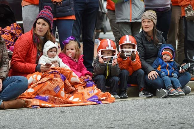 Clemson celebrates latest title amid cheers and doughnuts | iNFOnews.ca