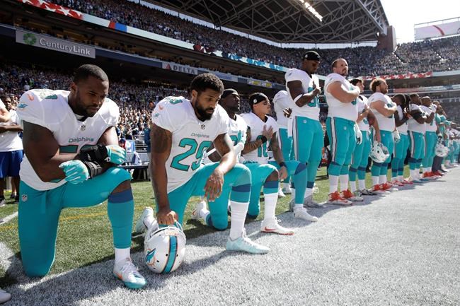 KC's Peters raises fist, 4 Dolphins kneel during anthems | iNFOnews.ca CP685001174
