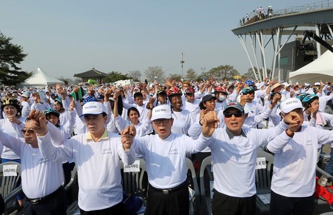 Koreas set up 1st hotline between leaders ahead of summit | iNFOnews.ca