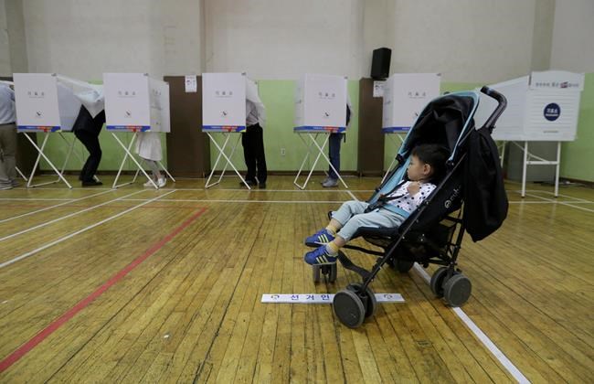 South Koreans begin early voting to replace ousted Park | iNFOnews.ca