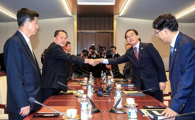 The Latest: Koreas agree to hold military, Red Cross talks | iNFOnews.ca