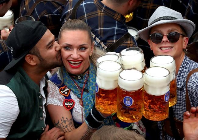 Beer flows as overcrowded Oktoberfest opens in Munich | iNFOnews.ca
