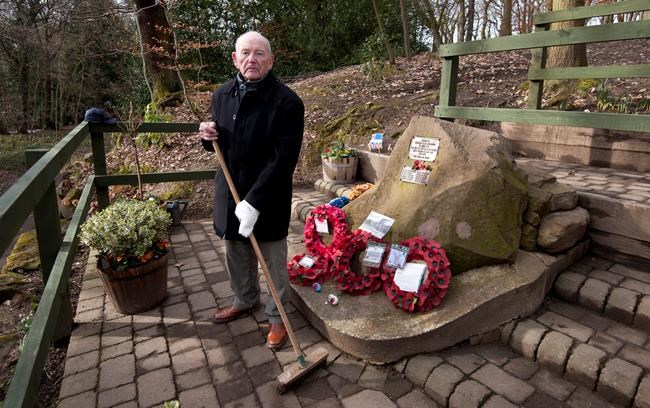 Flypast honours US bomber crew who died saving British kids | iNFOnews.ca Flypast honours US bomber crew who died saving British kids | iNFOnews.ca