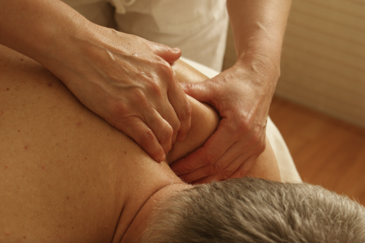 BC massage therapist fined for using phone, vaping during treatment | iNFOnews.ca A massage therapist massages a client's back.