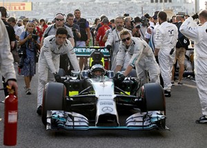 Hamilton answers Rosberg in defiant style to clinch 2nd F1 title after winning Abu Dhabi GP | iNFOnews.ca CP30826218