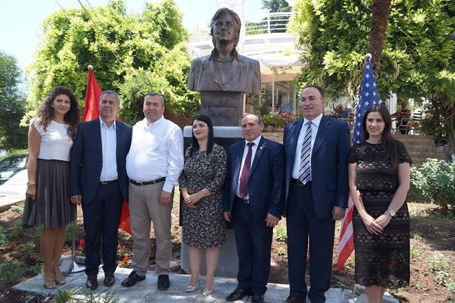Albanian southern town erects bust of Hillary Clinton | iNFOnews.ca