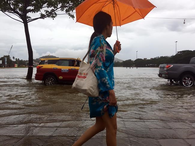 Flooding disrupts transit, spoils holidays in south Thailand | iNFOnews.ca