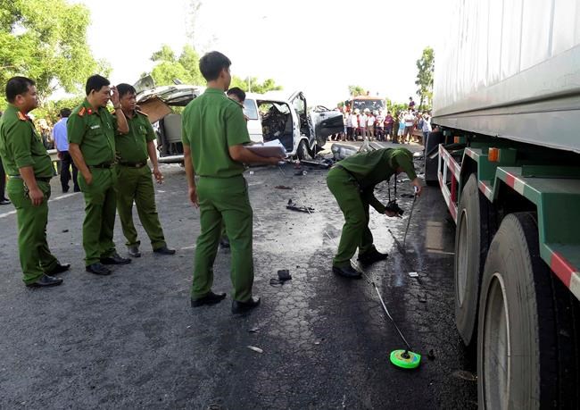 Van carrying wedding party crashes in Vietnam, killing 13 | iNFOnews.ca
