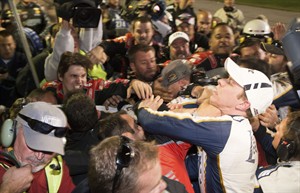 Jeff Gordon involved in brawl with Brad Keselowski after Jimmie Johnson wins in Texas | iNFOnews.ca CP30540108