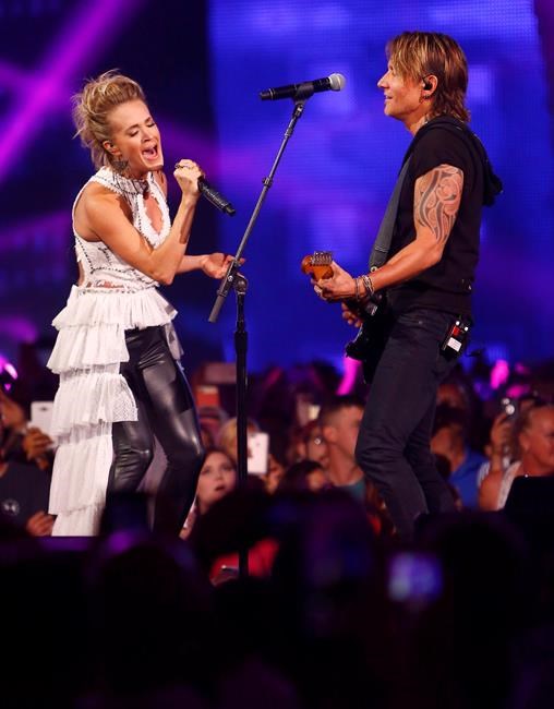 Keith Urban wins big at CMT Awards, Underwood makes history | iNFOnews.ca