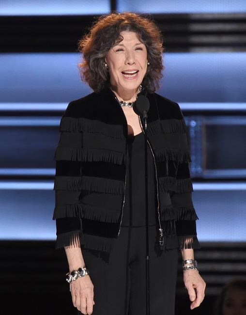 Garth Brooks wins top award, Beyonce performs at CMA Awards | iNFOnews.ca