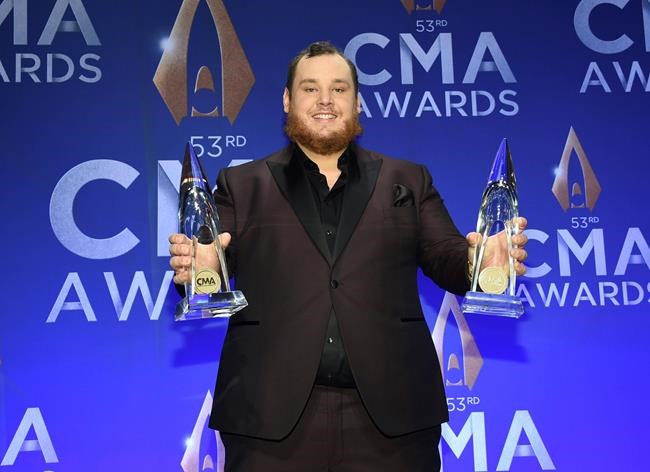 Despite female push, Garth Brooks bests Underwood at CMAs | iNFOnews.ca