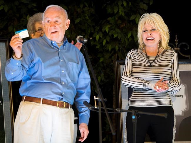 Dolly Parton pays surprise visit to Tennessee senior centre | iNFOnews.ca