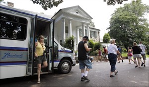 Priscilla Presley: Elvis' spirit keeps tourists coming to Graceland, 30 years after opening | iNFOnews.ca CP18783544