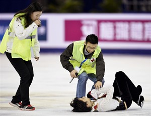 Hanyu takes silver at Cup of China after scary collision in warm-up | iNFOnews.ca CP30621635