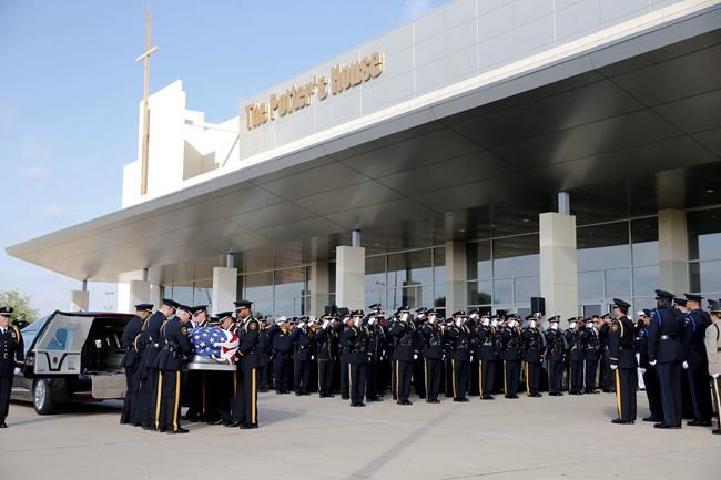 Thousands gather to mourn, honour 3 slain officers in Dallas | iNFOnews.ca CP1147736476