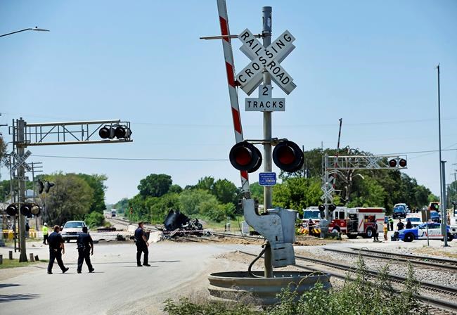 2 dead after Texas passenger train collides with dump truck | iNFOnews.ca