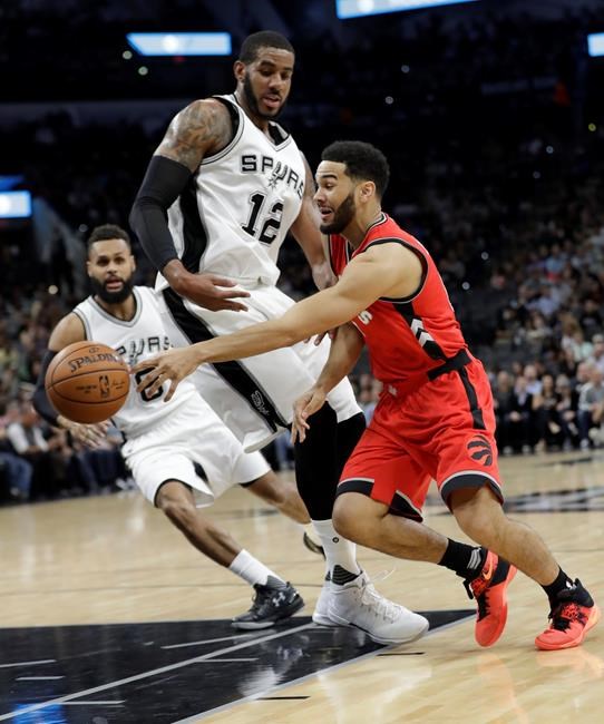 Leonard scores 25 as Spurs throttle Raptors, 110-82 | iNFOnews.ca