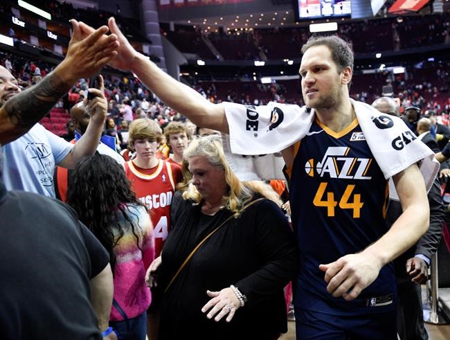 NBA to players: Avoid high-fives as virus concern grows | iNFOnews.ca NBA to players: Avoid high-fives as virus concern grows | iNFOnews.ca