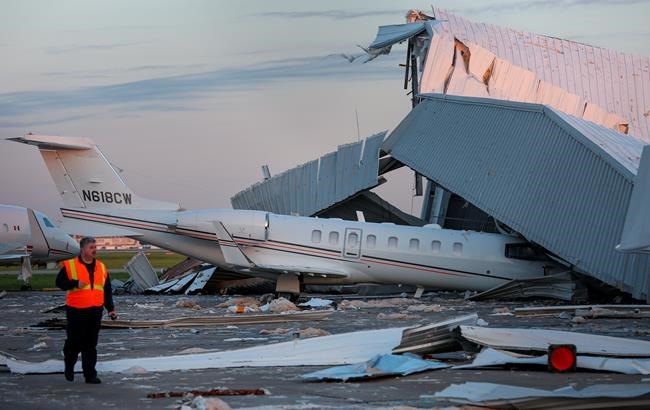 Wind gusts cause hangar collapse at Hobby Airport in Houston | iNFOnews.ca Wind gusts cause hangar collapse at Hobby Airport in Houston | iNFOnews.ca