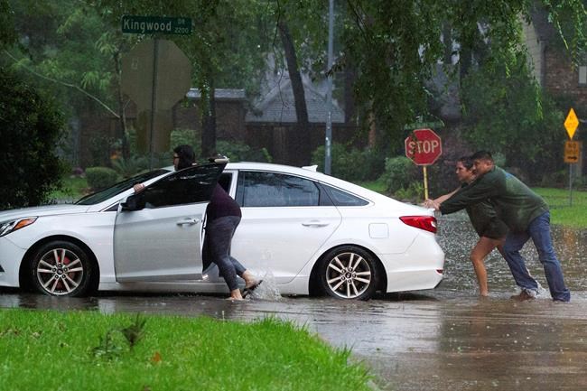 Rising flood waters in Texas prompts numerous rescues | iNFOnews.ca CP118163172
