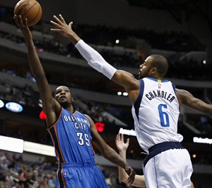Kevin Durant has foot fracture that seems likely to sideline NBA MVP for start of season | iNFOnews.ca CP30256829