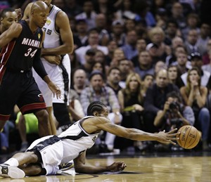 CP NewsAlert: San Antonio Spurs win NBA Finals with 104-87 win over Miami Heat | iNFOnews.ca CP28773082