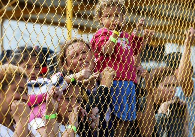 Migrant caravan detained in old factory, across from Texas | iNFOnews.ca
