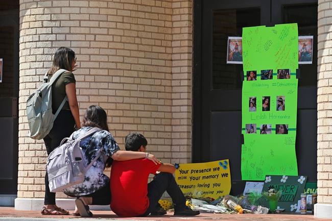 2 Texas cities seek comfort from football after shootings | iNFOnews.ca