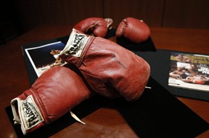 Gloves from infamous Ali-Liston 'phantom punch' bout going to auction; could fetch $1 million | iNFOnews.ca CP31596003