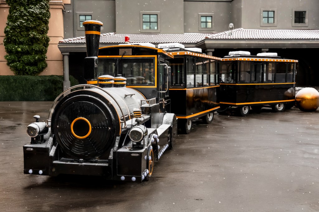 BC's first electric, trackless passenger train to tour Kelowna waterfront for holidays | iNwheels
